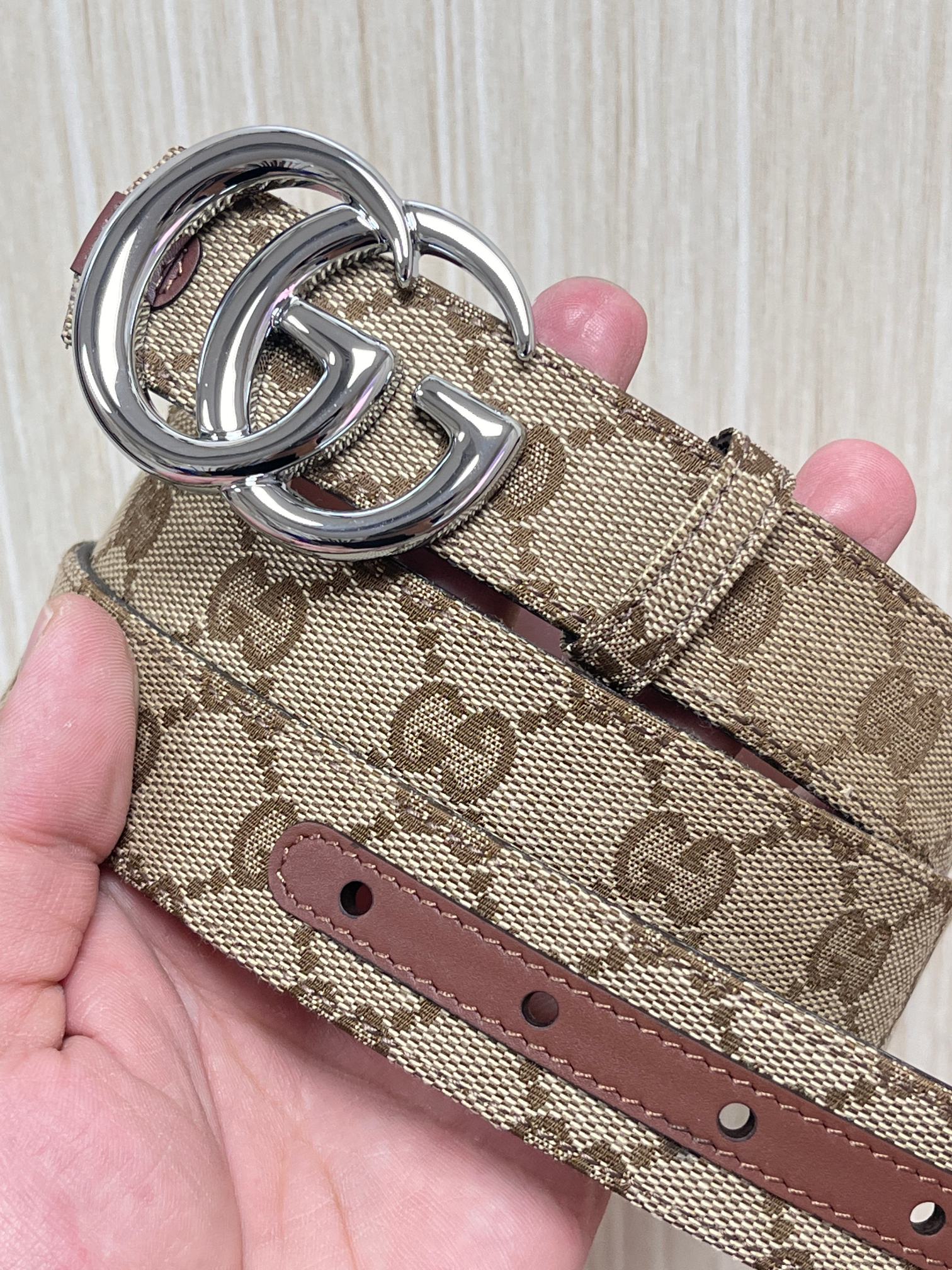 当季新款，深入探索品牌的典藏元素，将不同世代的设计融合成一种美学叙事。金色调马衔扣装饰这款双面窄版腰带，