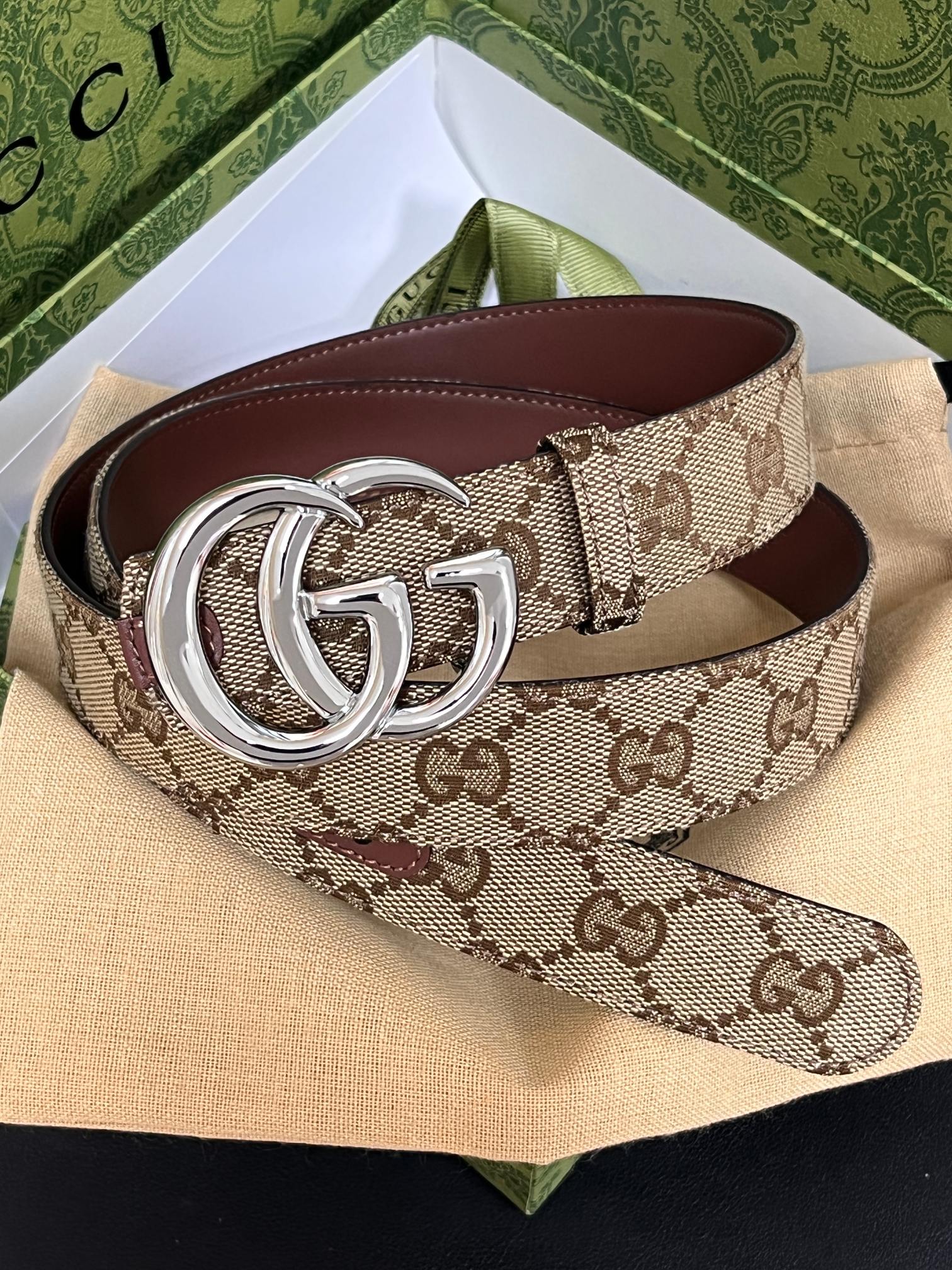 当季新款，深入探索品牌的典藏元素，将不同世代的设计融合成一种美学叙事。金色调马衔扣装饰这款双面窄版腰带，