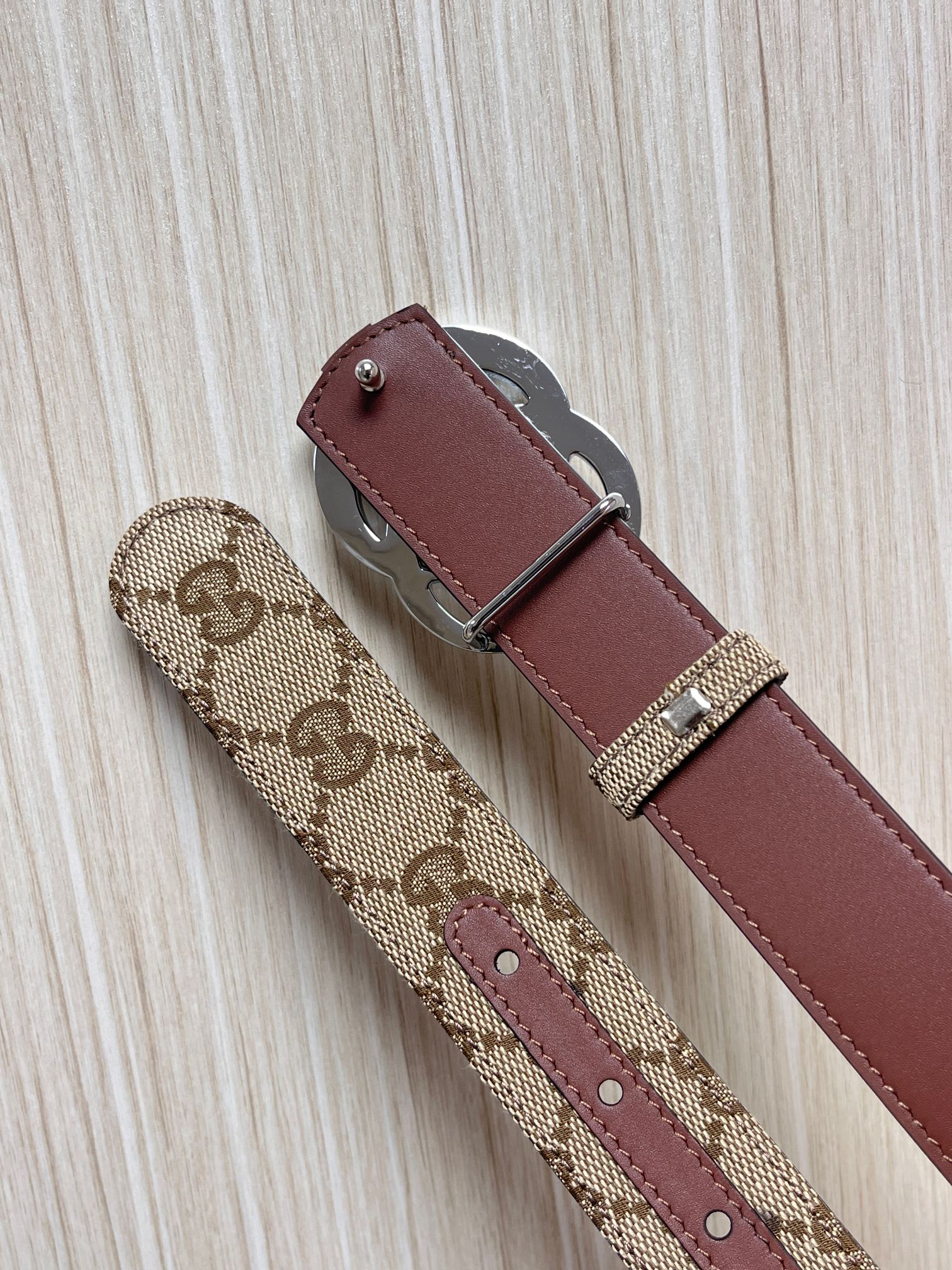 当季新款，深入探索品牌的典藏元素，将不同世代的设计融合成一种美学叙事。金色调马衔扣装饰这款双面窄版腰带，