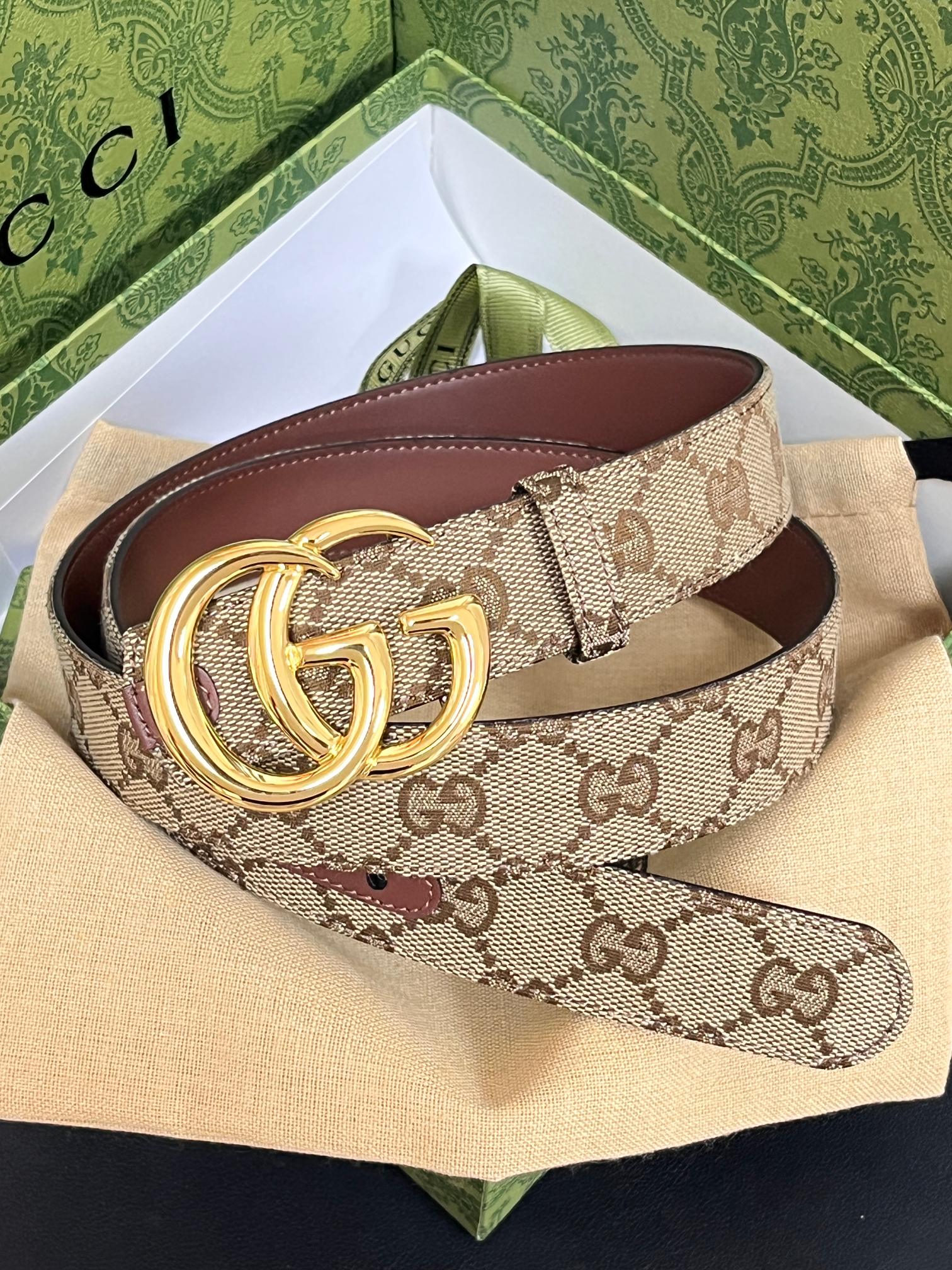 当季新款，深入探索品牌的典藏元素，将不同世代的设计融合成一种美学叙事。金色调马衔扣装饰这款双面窄版腰带，