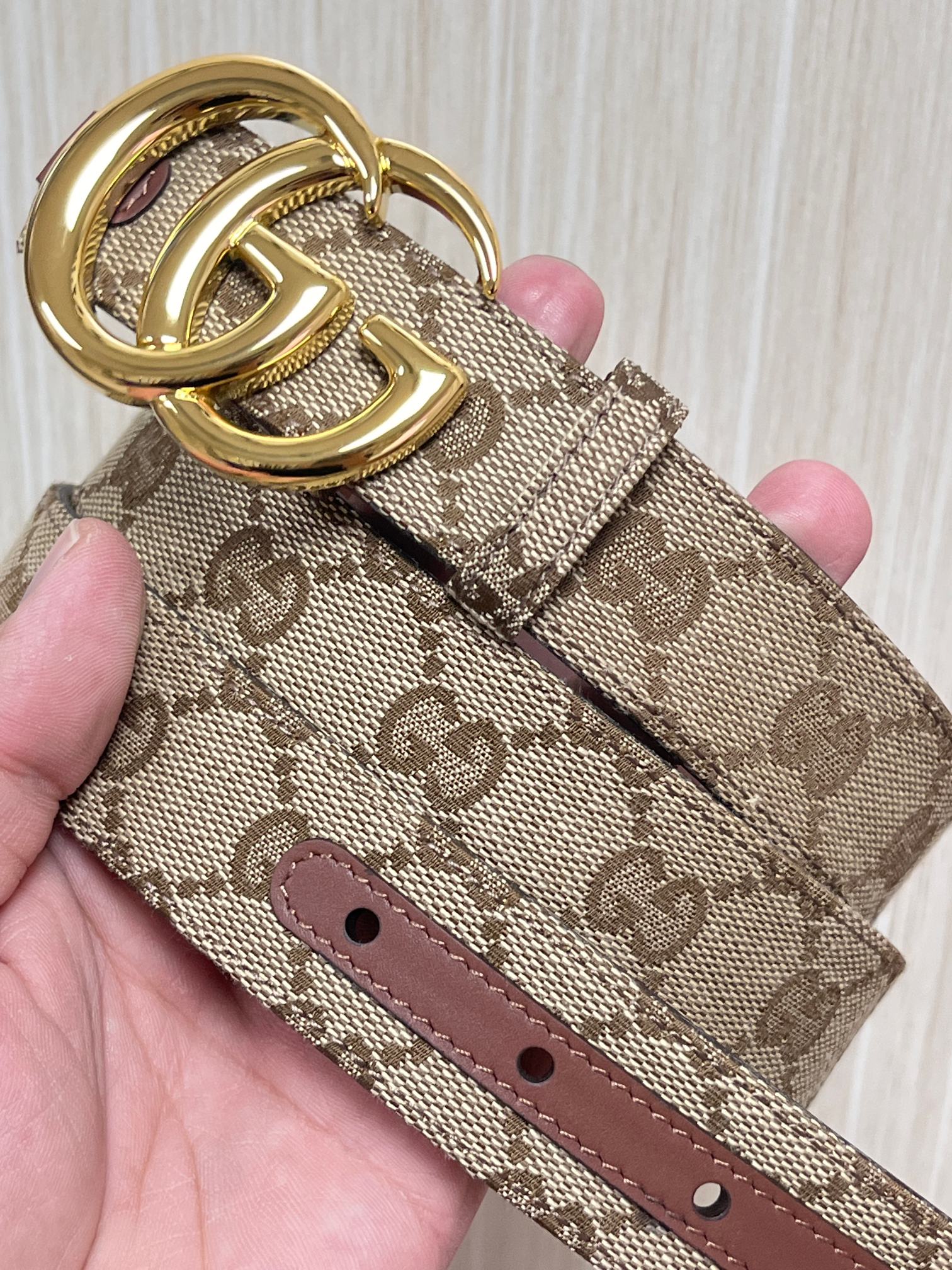 当季新款，深入探索品牌的典藏元素，将不同世代的设计融合成一种美学叙事。金色调马衔扣装饰这款双面窄版腰带，