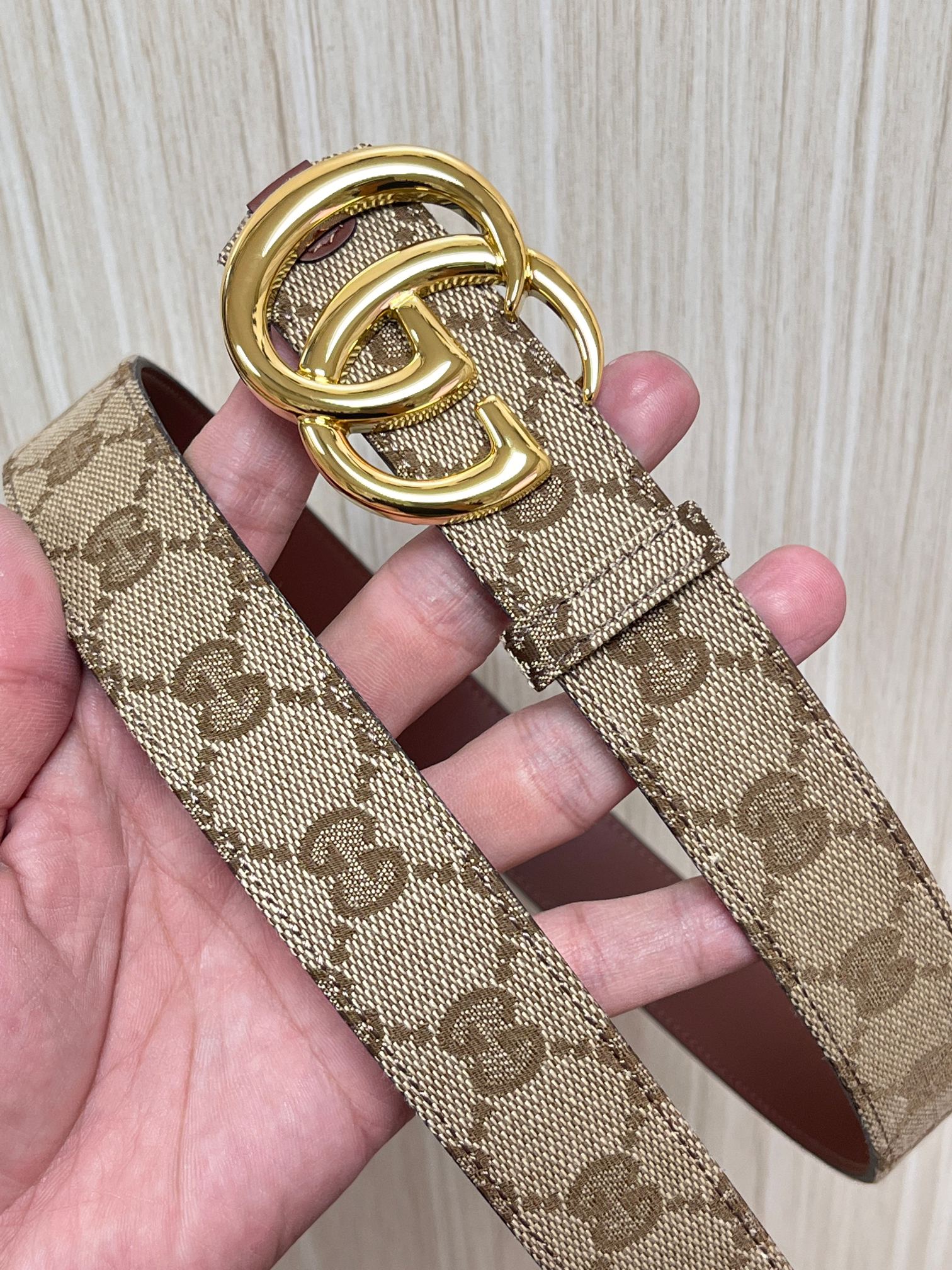 当季新款，深入探索品牌的典藏元素，将不同世代的设计融合成一种美学叙事。金色调马衔扣装饰这款双面窄版腰带，