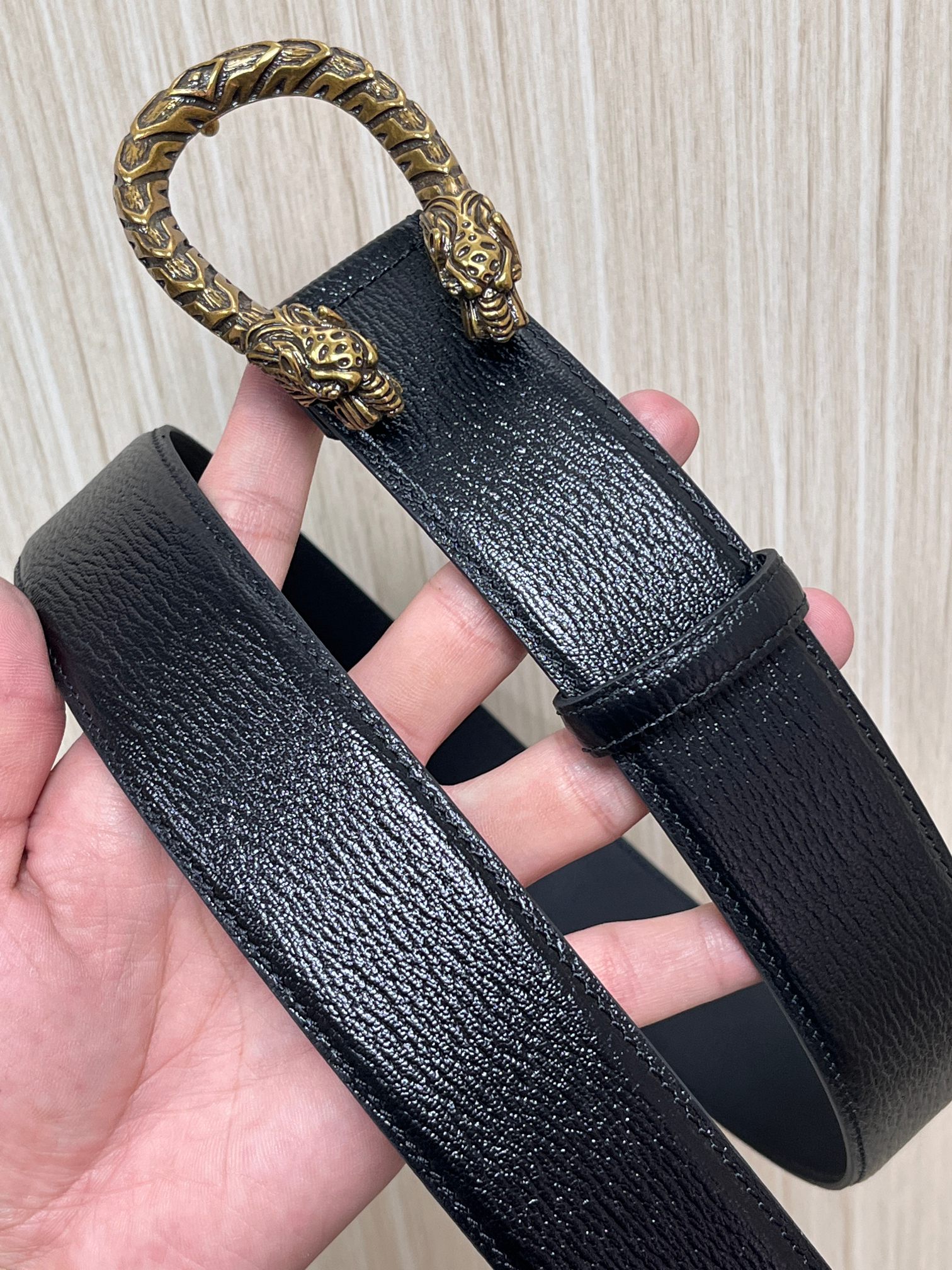 当季新款，进口黑色光滑纹理粒面小牛皮，复古做旧金色金属虎头搭扣，做过精细，更适合搭配连衣裙、西装、高腰裤做造 双虎头马蹄