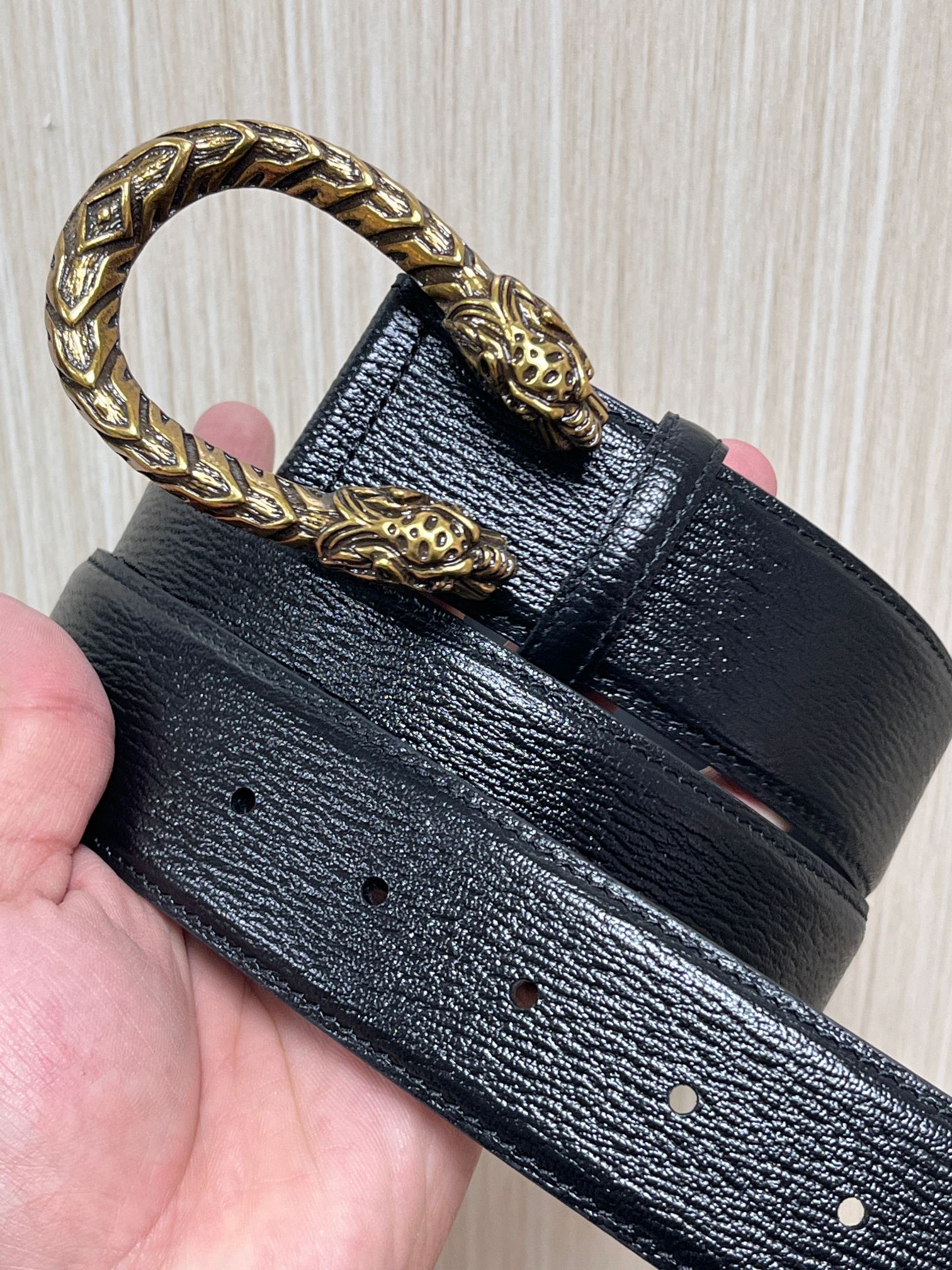 当季新款，进口黑色光滑纹理粒面小牛皮，复古做旧金色金属虎头搭扣，做过精细，更适合搭配连衣裙、西装、高腰裤做造 双虎头马蹄