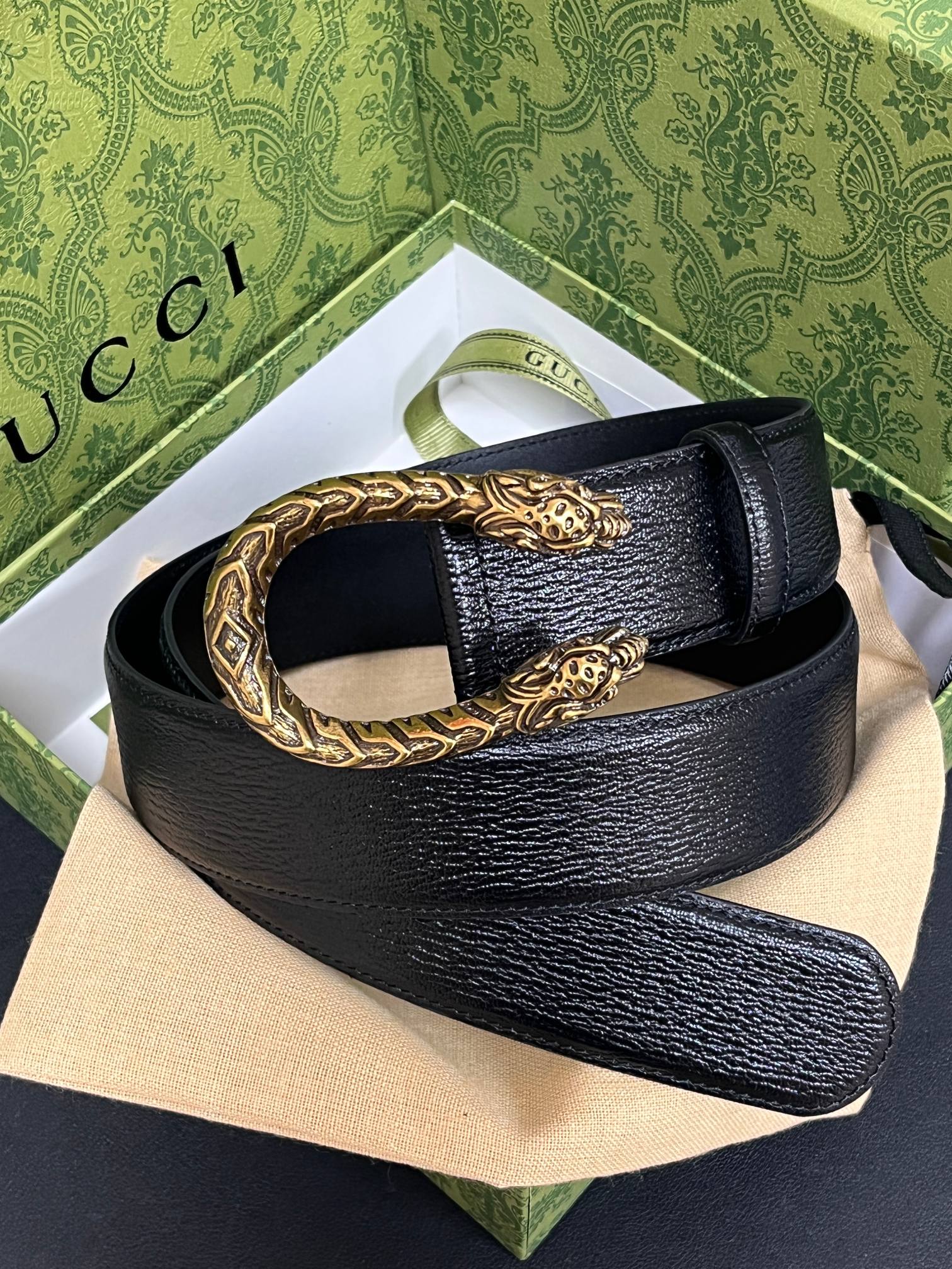 当季新款，进口黑色光滑纹理粒面小牛皮，复古做旧金色金属虎头搭扣，做过精细，更适合搭配连衣裙、西装、高腰裤做造 双虎头马蹄