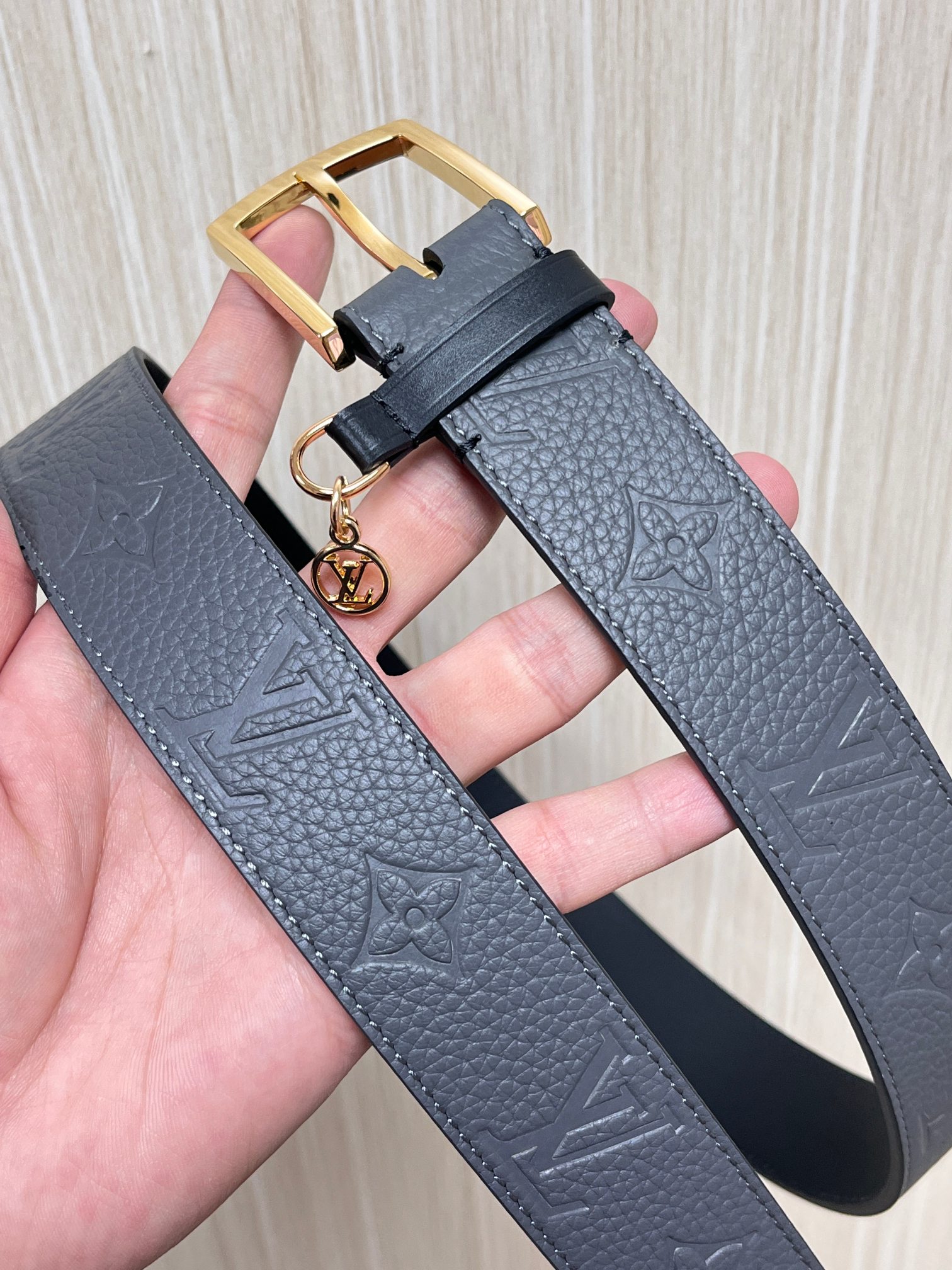 3.5双面进口牛皮，单面灰色荔枝纹压花，搭配精品经典扣。实物实拍，官网同步。3.5宽灰荔枝纹压花