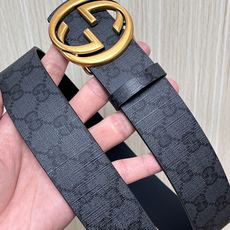 当季新款,款双面腰带配有标志性互扣式双G带扣,经过修饰的轮廓为设计增添了独特的简约风格。 一面为黑灰色GG涂层帆布,另一 当季新款,款双面腰带配有标志性互扣式双G带扣,经过修饰的轮廓为设计增添了独特的简约风格。 一面为黑灰色GG涂层帆布,另一