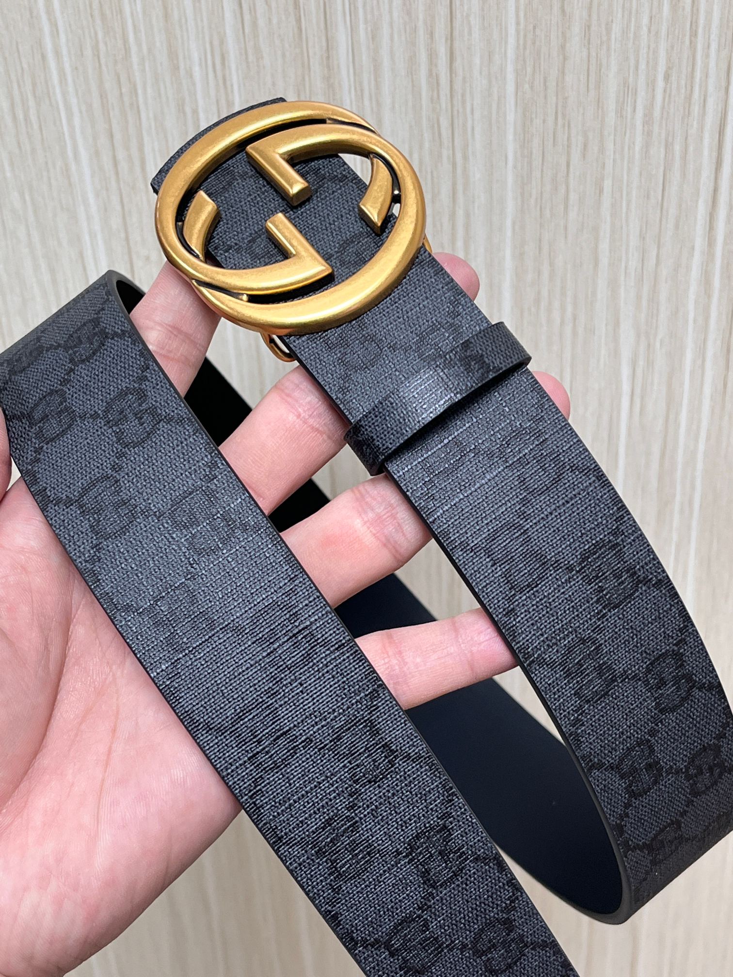 当季新款,款双面腰带配有标志性互扣式双G带扣,经过修饰的轮廓为设计增添了独特的简约风格。 一面为黑灰色GG涂层帆布,另一 当季新款,款双面腰带配有标志性互扣式双G带扣,经过修饰的轮廓为设计增添了独特的简约风格。 一面为黑灰色GG涂层帆布,另一