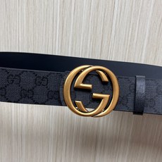 当季新款,款双面腰带配有标志性互扣式双G带扣,经过修饰的轮廓为设计增添了独特的简约风格。 一面为黑灰色GG涂层帆布,另一 当季新款,款双面腰带配有标志性互扣式双G带扣,经过修饰的轮廓为设计增添了独特的简约风格。 一面为黑灰色GG涂层帆布,另一