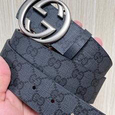 当季新款,款双面腰带配有标志性互扣式双G带扣,经过修饰的轮廓为设计增添了独特的简约风格。 一面为黑灰色GG涂层帆布,另一 当季新款,款双面腰带配有标志性互扣式双G带扣,经过修饰的轮廓为设计增添了独特的简约风格。 一面为黑灰色GG涂层帆布,另一