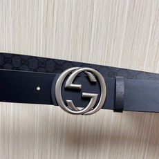 当季新款,款双面腰带配有标志性互扣式双G带扣,经过修饰的轮廓为设计增添了独特的简约风格。 一面为黑灰色GG涂层帆布,另一 当季新款,款双面腰带配有标志性互扣式双G带扣,经过修饰的轮廓为设计增添了独特的简约风格。 一面为黑灰色GG涂层帆布,另一
