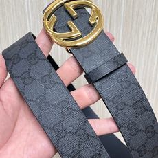 当季新款,款双面腰带配有标志性互扣式双G带扣,经过修饰的轮廓为设计增添了独特的简约风格。 一面为黑灰色GG涂层帆布,另一 当季新款,款双面腰带配有标志性互扣式双G带扣,经过修饰的轮廓为设计增添了独特的简约风格。 一面为黑灰色GG涂层帆布,另一