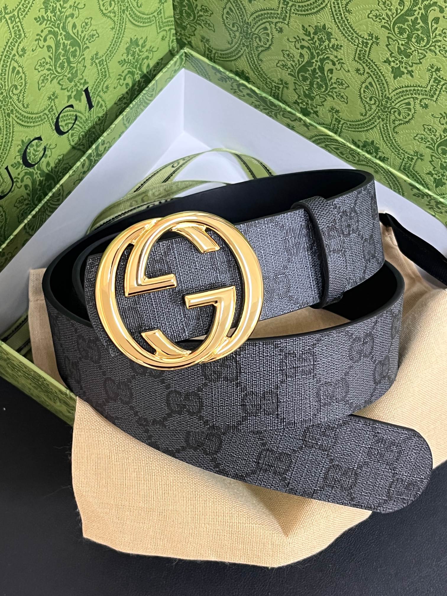 当季新款,款双面腰带配有标志性互扣式双G带扣,经过修饰的轮廓为设计增添了独特的简约风格。 一面为黑灰色GG涂层帆布,另一 当季新款,款双面腰带配有标志性互扣式双G带扣,经过修饰的轮廓为设计增添了独特的简约风格。 一面为黑灰色GG涂层帆布,另一
