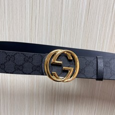 当季新款,款双面腰带配有标志性互扣式双G带扣,经过修饰的轮廓为设计增添了独特的简约风格。 一面为黑灰色GG涂层帆布,另一 当季新款,款双面腰带配有标志性互扣式双G带扣,经过修饰的轮廓为设计增添了独特的简约风格。 一面为黑灰色GG涂层帆布,另一