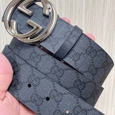 当季新款,款双面腰带配有标志性互扣式双G带扣,经过修饰的轮廓为设计增添了独特的简约风格。 一面为黑灰色GG涂层帆布,另一 当季新款,款双面腰带配有标志性互扣式双G带扣,经过修饰的轮廓为设计增添了独特的简约风格。 一面为黑灰色GG涂层帆布,另一