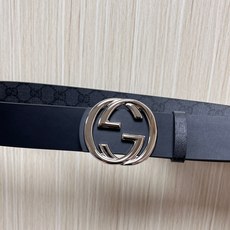 当季新款,款双面腰带配有标志性互扣式双G带扣,经过修饰的轮廓为设计增添了独特的简约风格。 一面为黑灰色GG涂层帆布,另一 当季新款,款双面腰带配有标志性互扣式双G带扣,经过修饰的轮廓为设计增添了独特的简约风格。 一面为黑灰色GG涂层帆布,另一