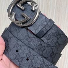 当季新款,款双面腰带配有标志性互扣式双G带扣,经过修饰的轮廓为设计增添了独特的简约风格。 一面为黑灰色GG涂层帆布,另一 当季新款,款双面腰带配有标志性互扣式双G带扣,经过修饰的轮廓为设计增添了独特的简约风格。 一面为黑灰色GG涂层帆布,另一