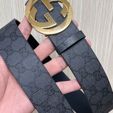 当季新款,款双面腰带配有标志性互扣式双G带扣,经过修饰的轮廓为设计增添了独特的简约风格。 一面为黑灰色GG涂层帆布,另一 当季新款,款双面腰带配有标志性互扣式双G带扣,经过修饰的轮廓为设计增添了独特的简约风格。 一面为黑灰色GG涂层帆布,另一