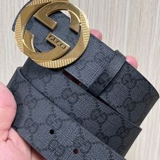 当季新款,款双面腰带配有标志性互扣式双G带扣,经过修饰的轮廓为设计增添了独特的简约风格。 一面为黑灰色GG涂层帆布,另一 当季新款,款双面腰带配有标志性互扣式双G带扣,经过修饰的轮廓为设计增添了独特的简约风格。 一面为黑灰色GG涂层帆布,另一