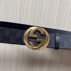 当季新款,款双面腰带配有标志性互扣式双G带扣,经过修饰的轮廓为设计增添了独特的简约风格。 一面为黑灰色GG涂层帆布,另一 当季新款,款双面腰带配有标志性互扣式双G带扣,经过修饰的轮廓为设计增添了独特的简约风格。 一面为黑灰色GG涂层帆布,另一