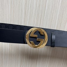当季新款,款双面腰带配有标志性互扣式双G带扣,经过修饰的轮廓为设计增添了独特的简约风格。 一面为黑灰色GG涂层帆布,另一 当季新款,款双面腰带配有标志性互扣式双G带扣,经过修饰的轮廓为设计增添了独特的简约风格。 一面为黑灰色GG涂层帆布,另一