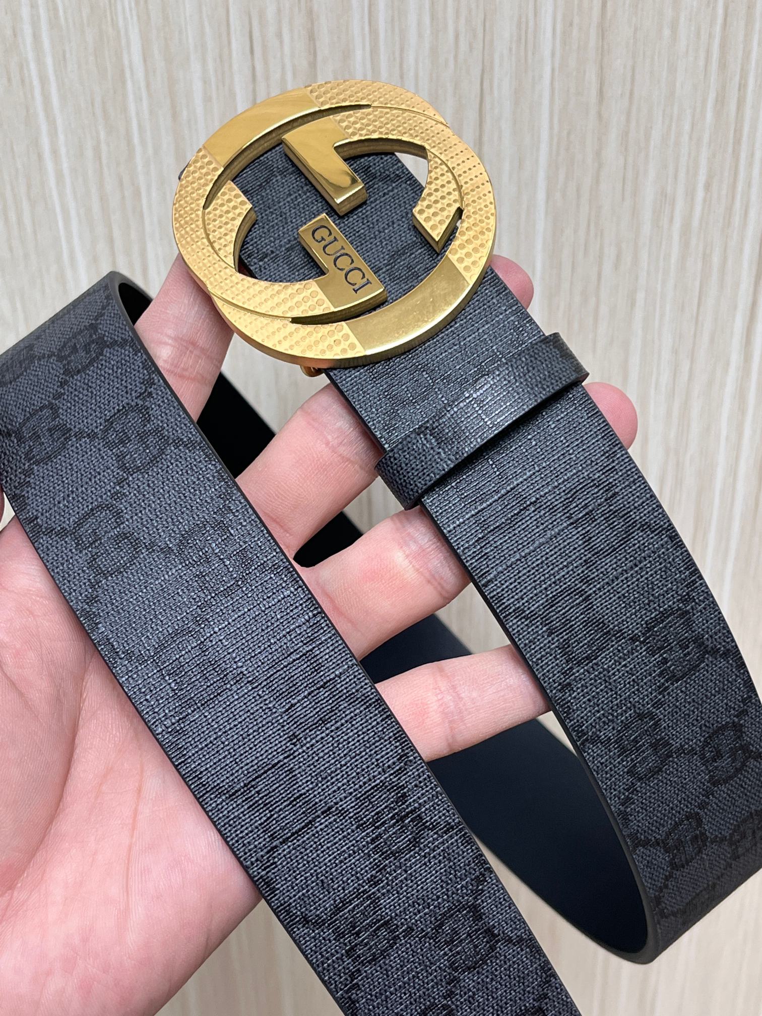 当季新款,款双面腰带配有标志性互扣式双G带扣,经过修饰的轮廓为设计增添了独特的简约风格。 一面为黑灰色GG涂层帆布,另一 当季新款,款双面腰带配有标志性互扣式双G带扣,经过修饰的轮廓为设计增添了独特的简约风格。 一面为黑灰色GG涂层帆布,另一
