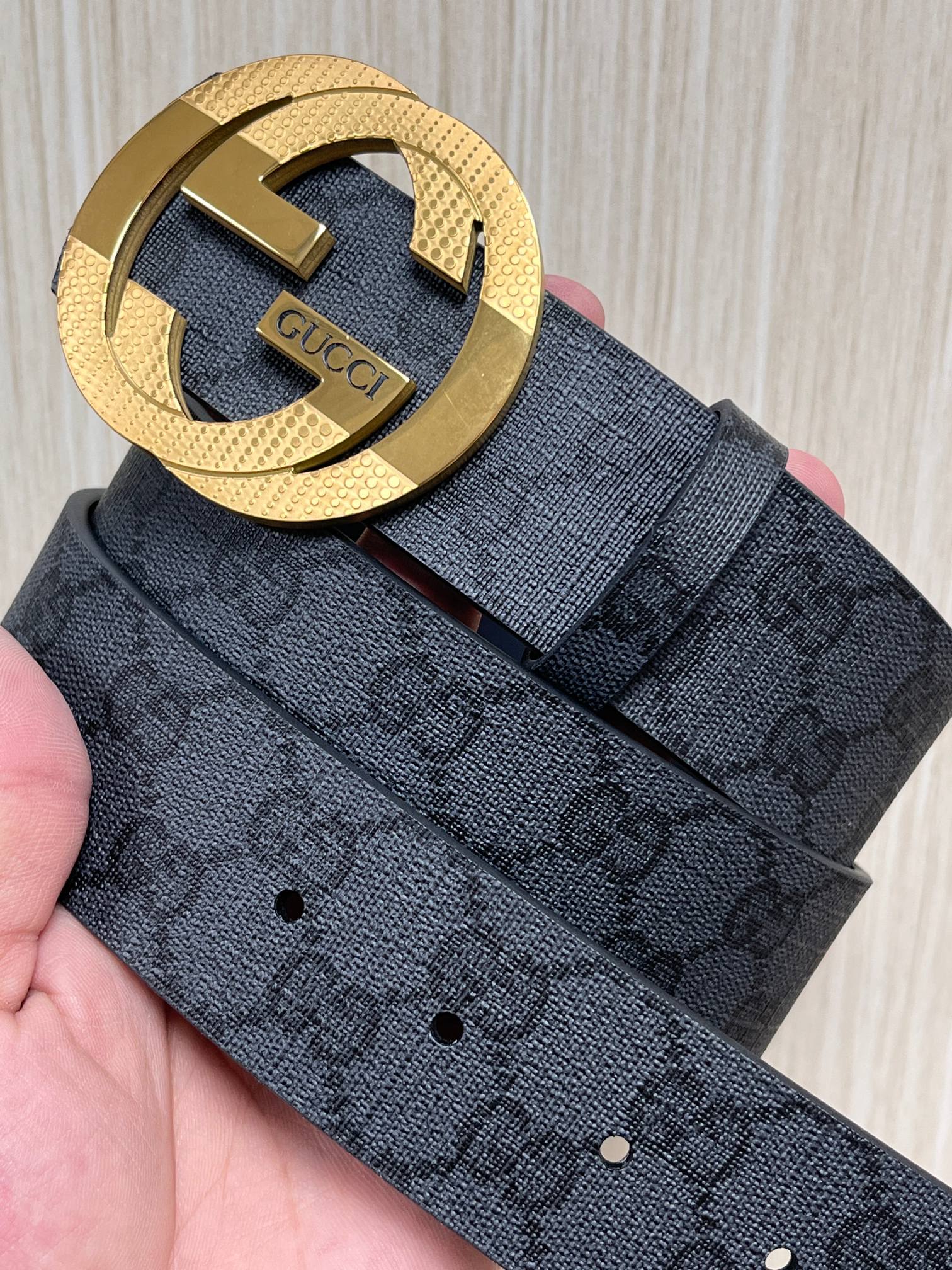当季新款,款双面腰带配有标志性互扣式双G带扣,经过修饰的轮廓为设计增添了独特的简约风格。 一面为黑灰色GG涂层帆布,另一 当季新款,款双面腰带配有标志性互扣式双G带扣,经过修饰的轮廓为设计增添了独特的简约风格。 一面为黑灰色GG涂层帆布,另一