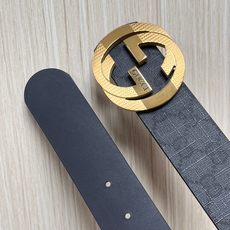 当季新款,款双面腰带配有标志性互扣式双G带扣,经过修饰的轮廓为设计增添了独特的简约风格。 一面为黑灰色GG涂层帆布,另一 当季新款,款双面腰带配有标志性互扣式双G带扣,经过修饰的轮廓为设计增添了独特的简约风格。 一面为黑灰色GG涂层帆布,另一