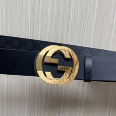 当季新款,款双面腰带配有标志性互扣式双G带扣,经过修饰的轮廓为设计增添了独特的简约风格。 一面为黑灰色GG涂层帆布,另一 当季新款,款双面腰带配有标志性互扣式双G带扣,经过修饰的轮廓为设计增添了独特的简约风格。 一面为黑灰色GG涂层帆布,另一