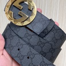 当季新款,款双面腰带配有标志性互扣式双G带扣,经过修饰的轮廓为设计增添了独特的简约风格。 一面为黑灰色GG涂层帆布,另一 当季新款,款双面腰带配有标志性互扣式双G带扣,经过修饰的轮廓为设计增添了独特的简约风格。 一面为黑灰色GG涂层帆布,另一