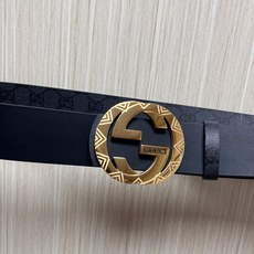 当季新款,款双面腰带配有标志性互扣式双G带扣,经过修饰的轮廓为设计增添了独特的简约风格。 一面为黑灰色GG涂层帆布,另一 当季新款,款双面腰带配有标志性互扣式双G带扣,经过修饰的轮廓为设计增添了独特的简约风格。 一面为黑灰色GG涂层帆布,另一