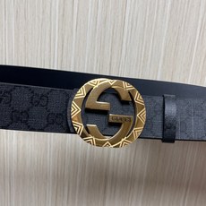 当季新款,款双面腰带配有标志性互扣式双G带扣,经过修饰的轮廓为设计增添了独特的简约风格。 一面为黑灰色GG涂层帆布,另一 当季新款,款双面腰带配有标志性互扣式双G带扣,经过修饰的轮廓为设计增添了独特的简约风格。 一面为黑灰色GG涂层帆布,另一