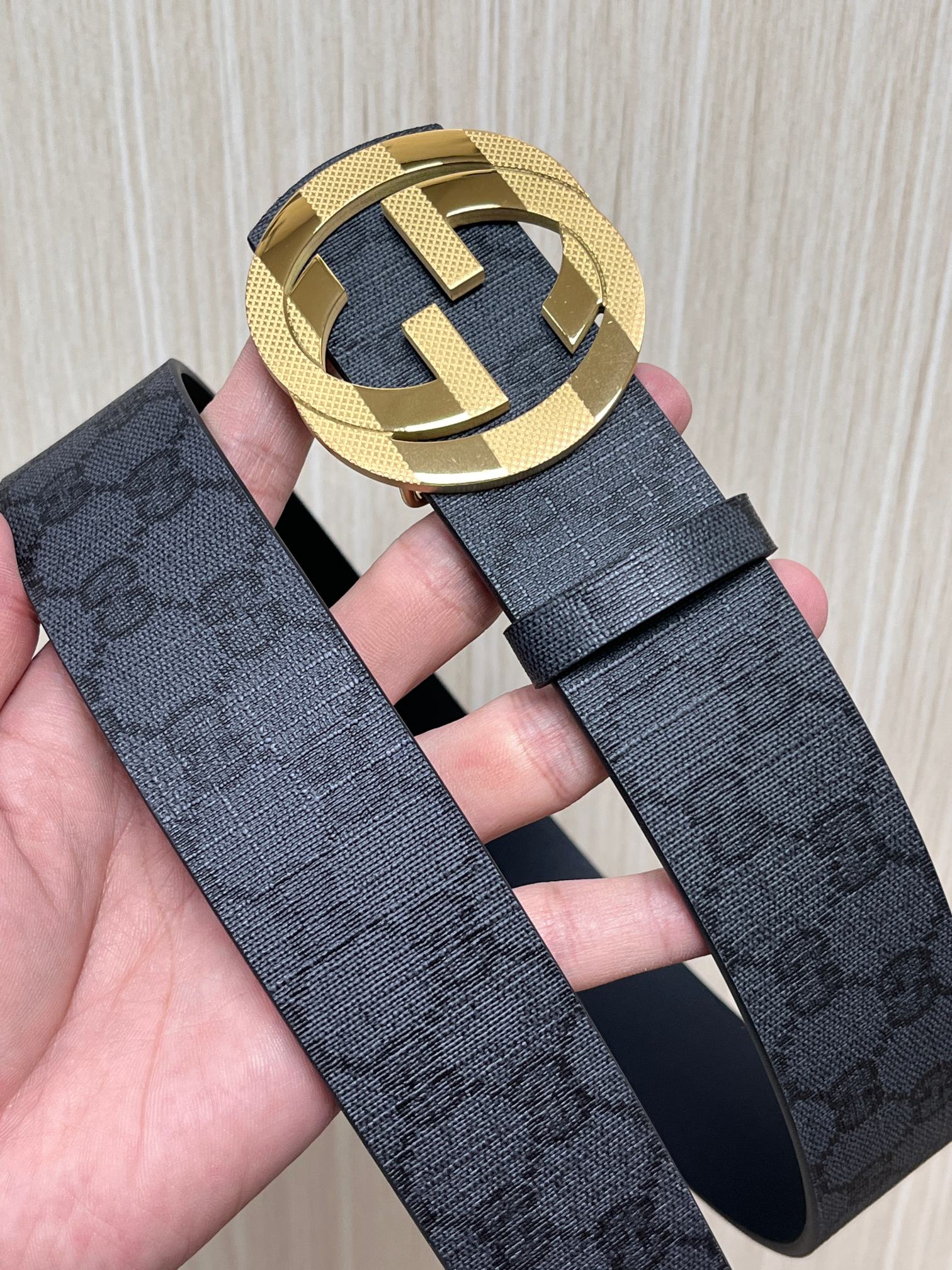 当季新款,款双面腰带配有标志性互扣式双G带扣,经过修饰的轮廓为设计增添了独特的简约风格。 一面为黑灰色GG涂层帆布,另一 当季新款,款双面腰带配有标志性互扣式双G带扣,经过修饰的轮廓为设计增添了独特的简约风格。 一面为黑灰色GG涂层帆布,另一