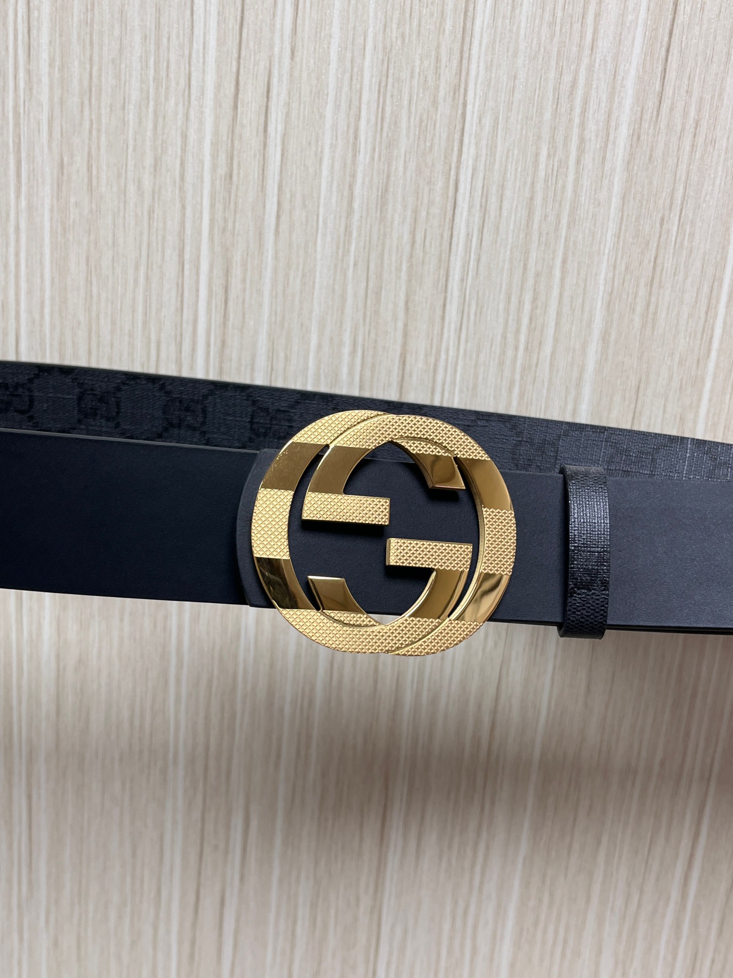 当季新款,款双面腰带配有标志性互扣式双G带扣,经过修饰的轮廓为设计增添了独特的简约风格。 一面为黑灰色GG涂层帆布,另一 当季新款,款双面腰带配有标志性互扣式双G带扣,经过修饰的轮廓为设计增添了独特的简约风格。 一面为黑灰色GG涂层帆布,另一