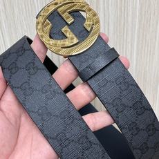 当季新款,款双面腰带配有标志性互扣式双G带扣,经过修饰的轮廓为设计增添了独特的简约风格。 一面为黑灰色GG涂层帆布,另一 当季新款,款双面腰带配有标志性互扣式双G带扣,经过修饰的轮廓为设计增添了独特的简约风格。 一面为黑灰色GG涂层帆布,另一