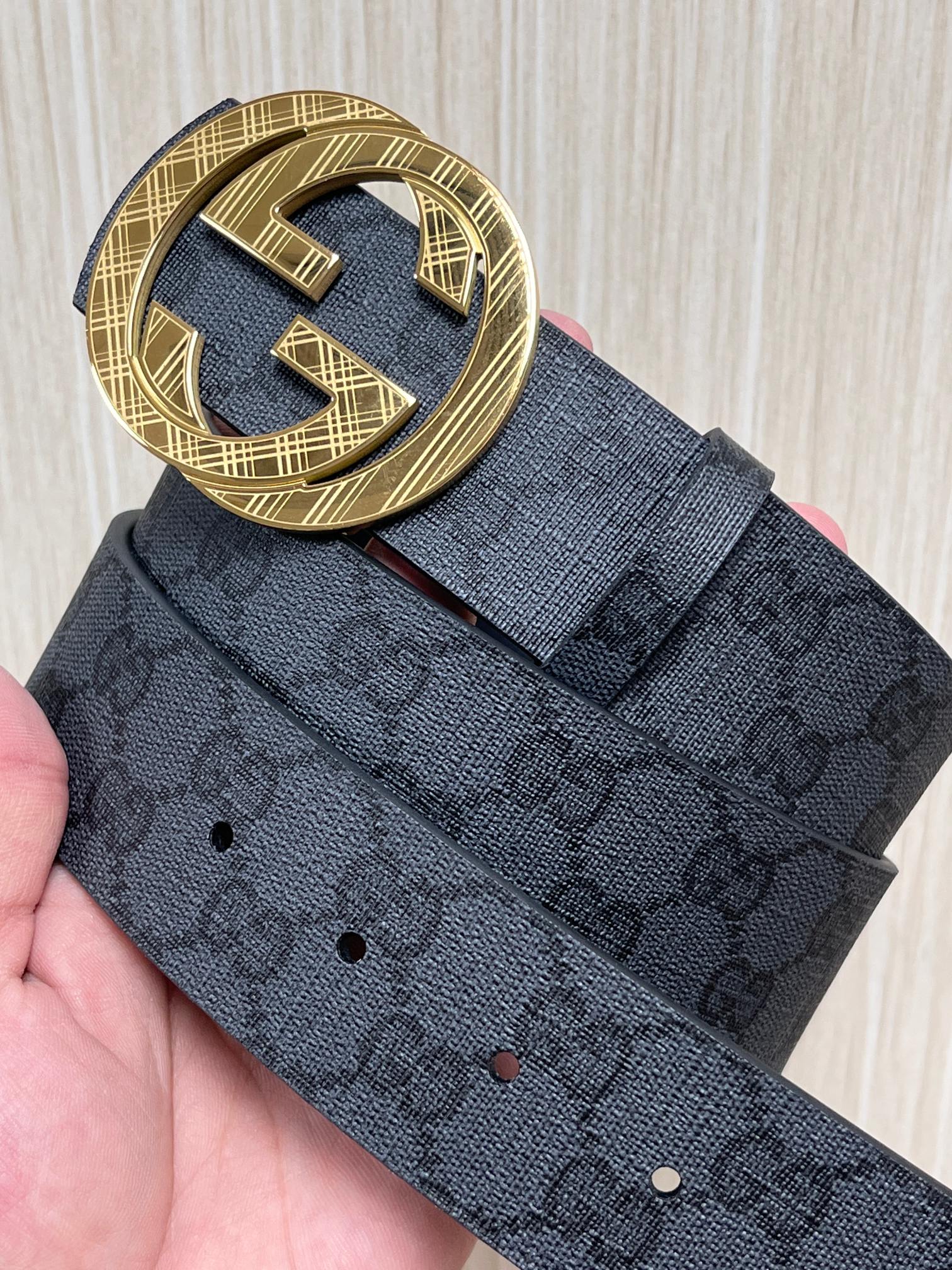 当季新款,款双面腰带配有标志性互扣式双G带扣,经过修饰的轮廓为设计增添了独特的简约风格。 一面为黑灰色GG涂层帆布,另一 当季新款,款双面腰带配有标志性互扣式双G带扣,经过修饰的轮廓为设计增添了独特的简约风格。 一面为黑灰色GG涂层帆布,另一
