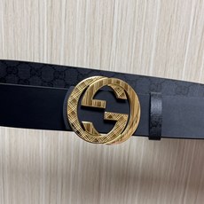 当季新款,款双面腰带配有标志性互扣式双G带扣,经过修饰的轮廓为设计增添了独特的简约风格。 一面为黑灰色GG涂层帆布,另一 当季新款,款双面腰带配有标志性互扣式双G带扣,经过修饰的轮廓为设计增添了独特的简约风格。 一面为黑灰色GG涂层帆布,另一