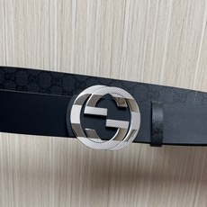 当季新款,款双面腰带配有标志性互扣式双G带扣,经过修饰的轮廓为设计增添了独特的简约风格。 一面为黑灰色GG涂层帆布,另一 当季新款,款双面腰带配有标志性互扣式双G带扣,经过修饰的轮廓为设计增添了独特的简约风格。 一面为黑灰色GG涂层帆布,另一