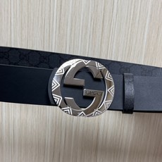 当季新款,款双面腰带配有标志性互扣式双G带扣,经过修饰的轮廓为设计增添了独特的简约风格。 一面为黑灰色GG涂层帆布,另一 当季新款,款双面腰带配有标志性互扣式双G带扣,经过修饰的轮廓为设计增添了独特的简约风格。 一面为黑灰色GG涂层帆布,另一