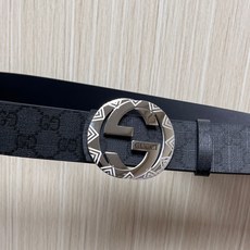 当季新款,款双面腰带配有标志性互扣式双G带扣,经过修饰的轮廓为设计增添了独特的简约风格。 一面为黑灰色GG涂层帆布,另一 当季新款,款双面腰带配有标志性互扣式双G带扣,经过修饰的轮廓为设计增添了独特的简约风格。 一面为黑灰色GG涂层帆布,另一