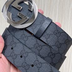 当季新款,款双面腰带配有标志性互扣式双G带扣,经过修饰的轮廓为设计增添了独特的简约风格。 一面为黑灰色GG涂层帆布,另一 当季新款,款双面腰带配有标志性互扣式双G带扣,经过修饰的轮廓为设计增添了独特的简约风格。 一面为黑灰色GG涂层帆布,另一