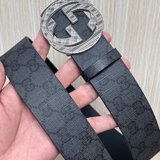 当季新款,款双面腰带配有标志性互扣式双G带扣,经过修饰的轮廓为设计增添了独特的简约风格。 一面为黑灰色GG涂层帆布,另一 当季新款,款双面腰带配有标志性互扣式双G带扣,经过修饰的轮廓为设计增添了独特的简约风格。 一面为黑灰色GG涂层帆布,另一