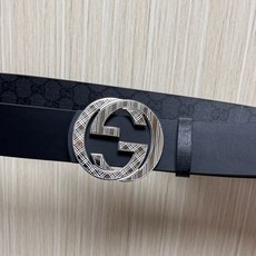 当季新款,款双面腰带配有标志性互扣式双G带扣,经过修饰的轮廓为设计增添了独特的简约风格。 一面为黑灰色GG涂层帆布,另一 当季新款,款双面腰带配有标志性互扣式双G带扣,经过修饰的轮廓为设计增添了独特的简约风格。 一面为黑灰色GG涂层帆布,另一