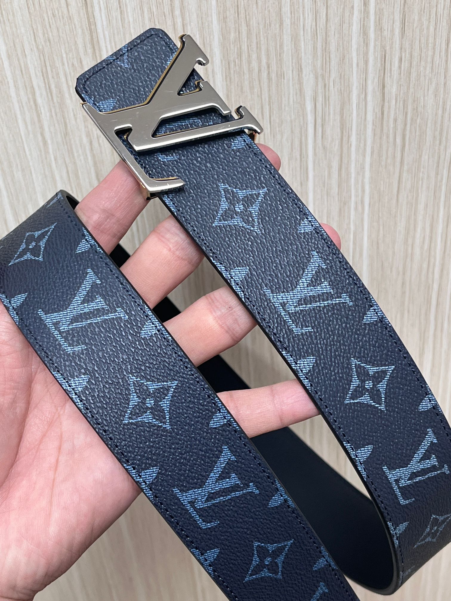 当季新款，蓝老花双面腰带- ，男士标准，午夜蓝Monogram帆布，黑底色搭配浅蓝老花，低调内敛，远看接近黑色，近看才能