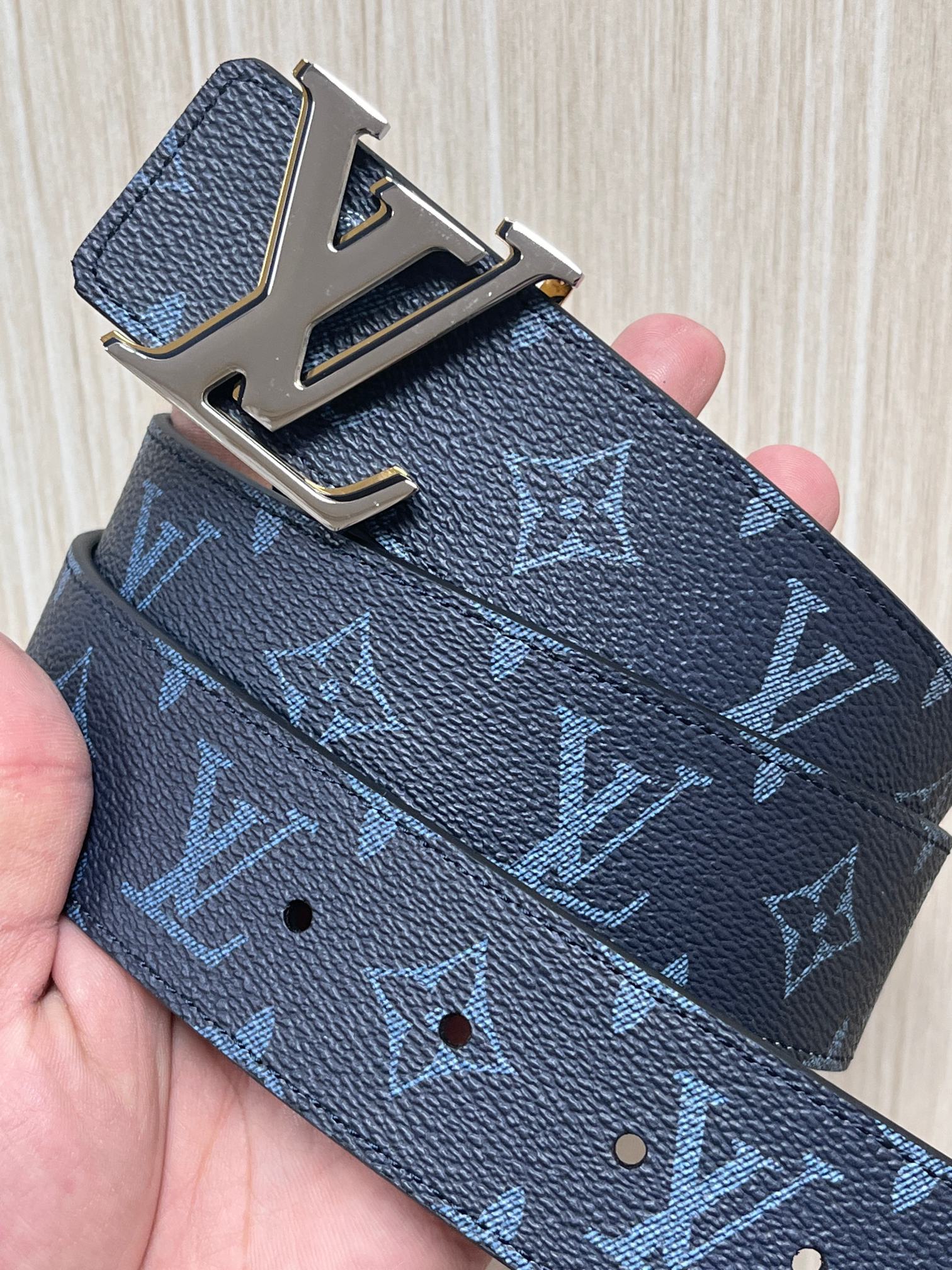 当季新款，蓝老花双面腰带- ，男士标准，午夜蓝Monogram帆布，黑底色搭配浅蓝老花，低调内敛，远看接近黑色，近看才能