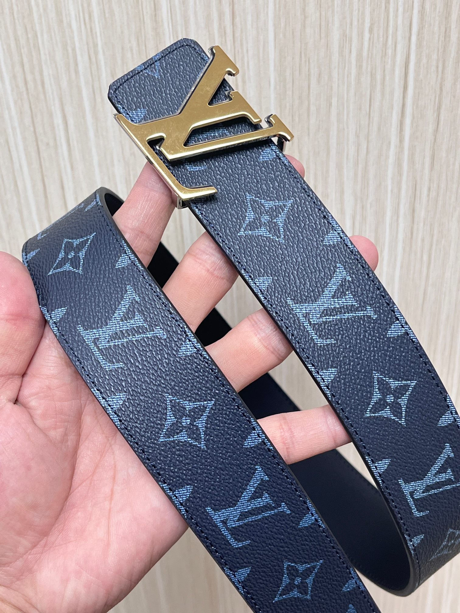 当季新款，蓝老花双面腰带- ，男士标准，午夜蓝Monogram帆布，黑底色搭配浅蓝老花，低调内敛，远看接近黑色，近看才能