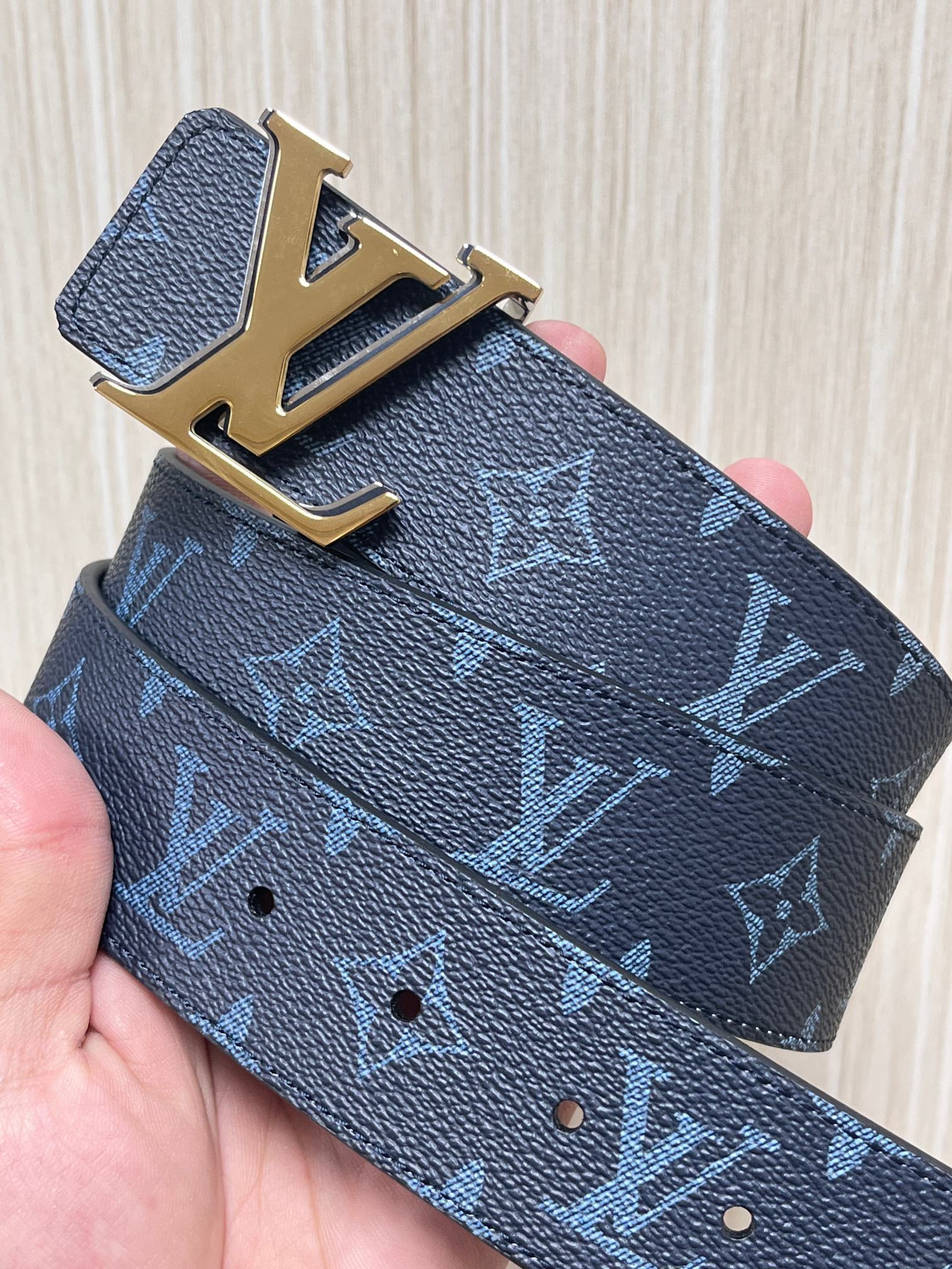 当季新款，蓝老花双面腰带- ，男士标准，午夜蓝Monogram帆布，黑底色搭配浅蓝老花，低调内敛，远看接近黑色，近看才能