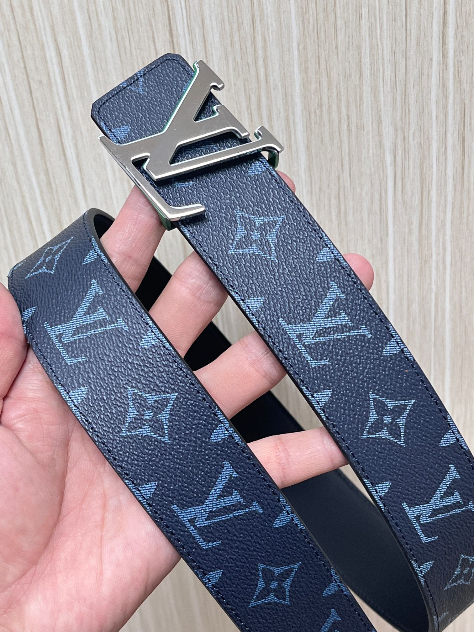 当季新款，蓝老花双面腰带- ，男士标准，午夜蓝Monogram帆布，黑底色搭配浅蓝老花，低调内敛，远看接近黑色，近看才能