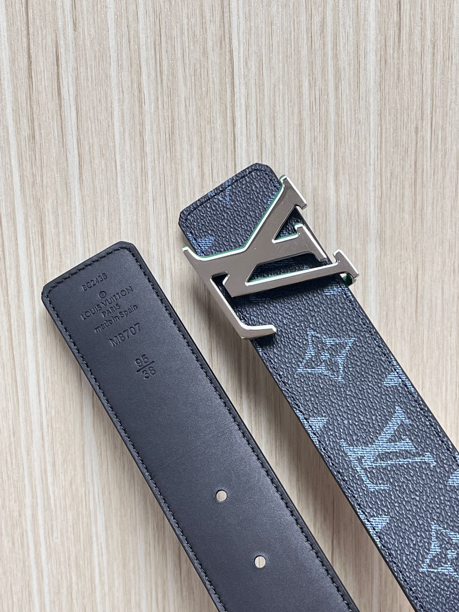 当季新款，蓝老花双面腰带- ，男士标准，午夜蓝Monogram帆布，黑底色搭配浅蓝老花，低调内敛，远看接近黑色，近看才能