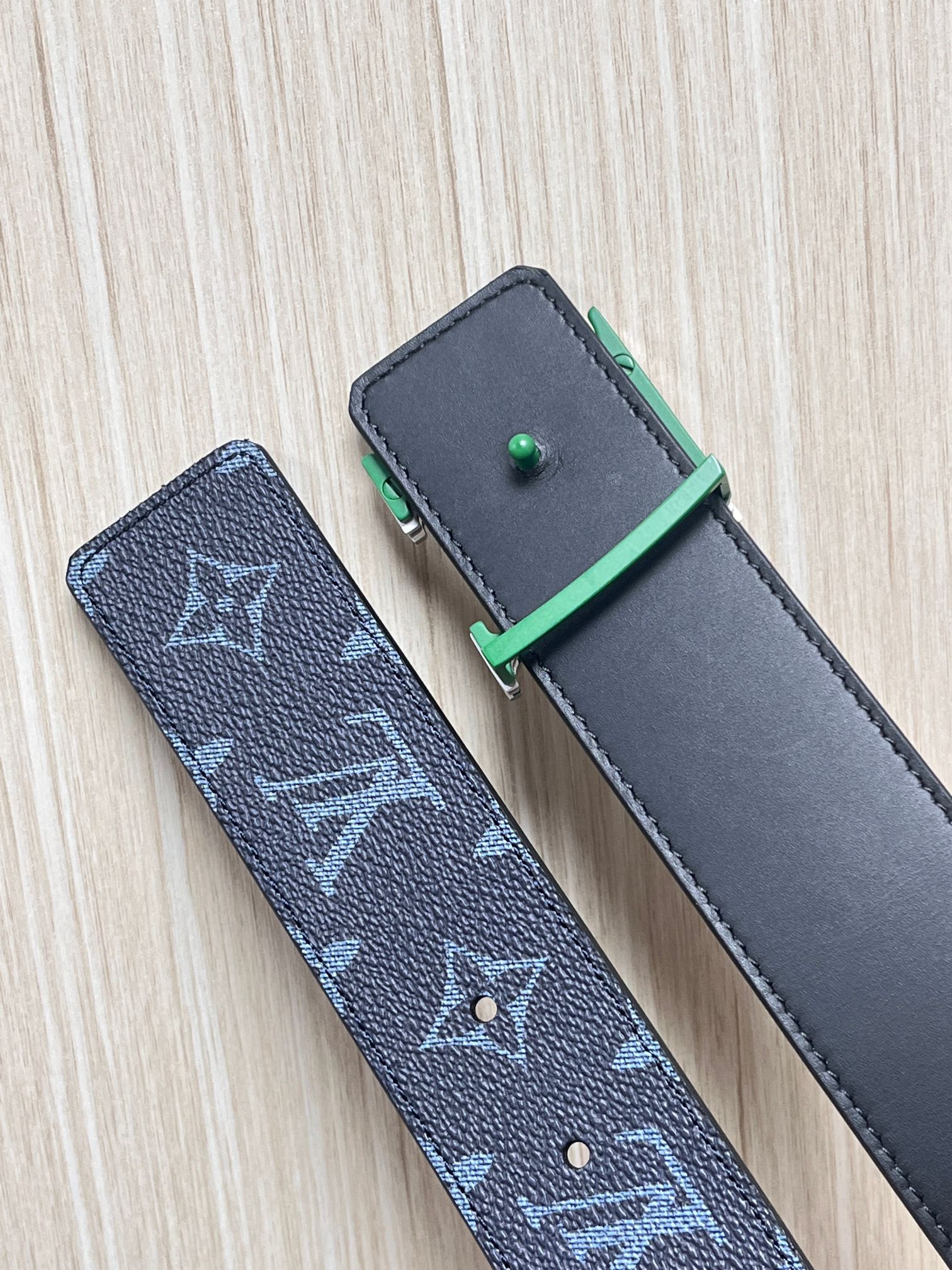 当季新款，蓝老花双面腰带- ，男士标准，午夜蓝Monogram帆布，黑底色搭配浅蓝老花，低调内敛，远看接近黑色，近看才能